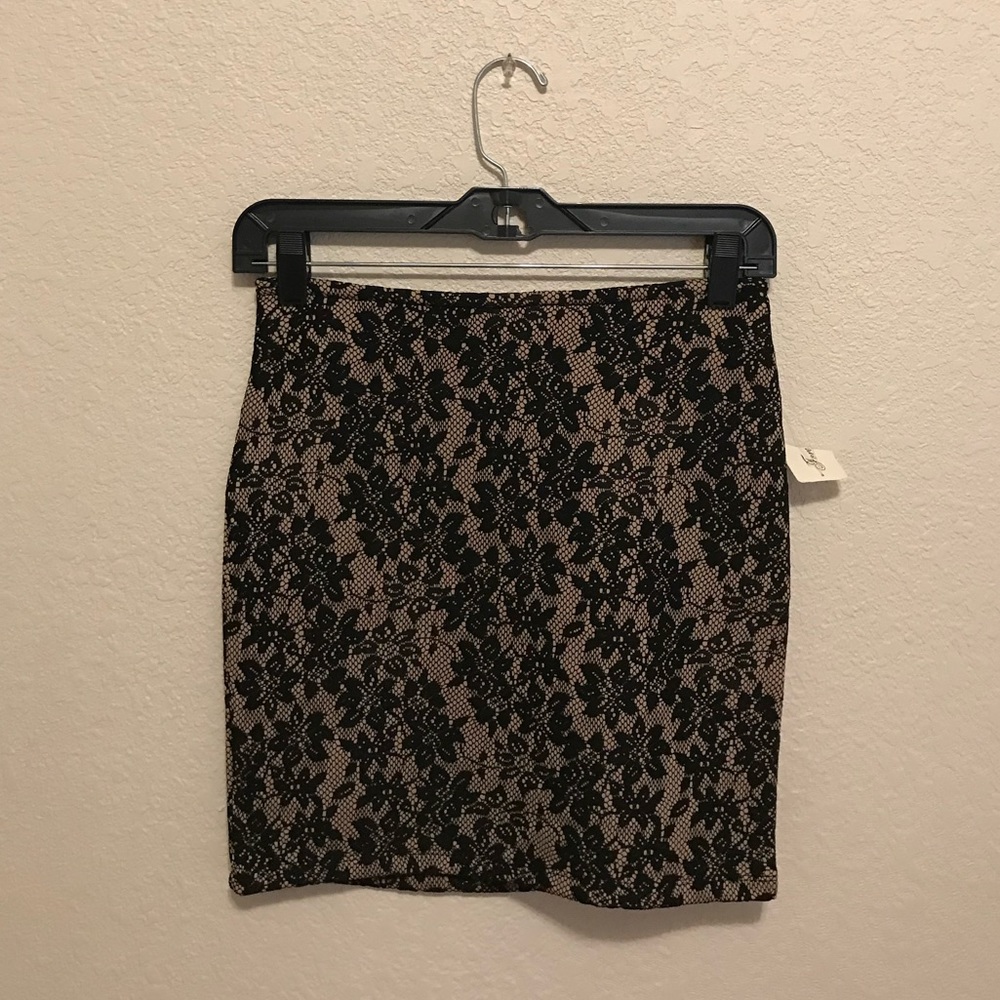 laced mini skirt 🥀🖤🤍